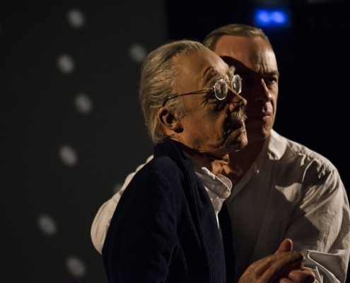 Thomas Bammer spielt mit einer Puppe das Vater-Sohn-Duett.